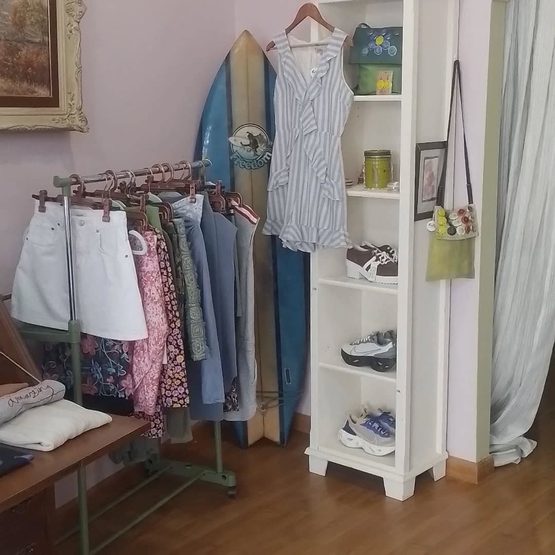 Interior de la tienda de segunda mano Silvestra en Allariz, Ourense
